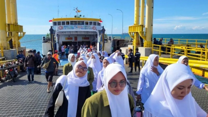 Ratusan santri tiba di Pelabuhan Penyeberangan Jangkar Situbondo