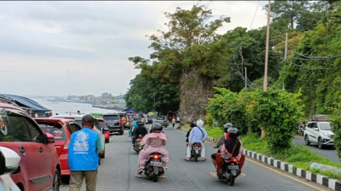 Kendaraan parkir di Pantai Watudodol Banyuwangi