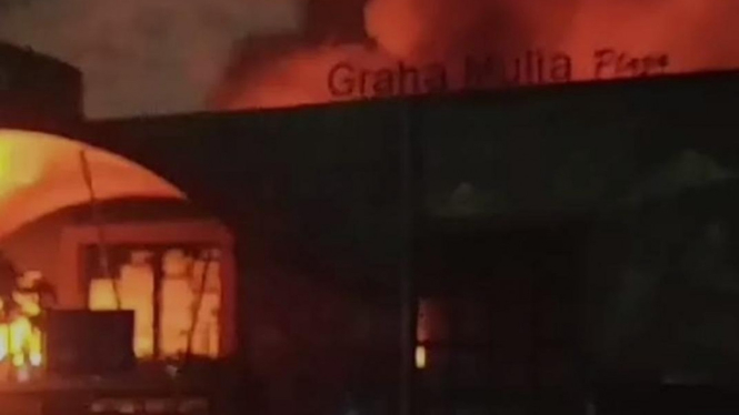 GM Plaza Labruk ludes terbakar