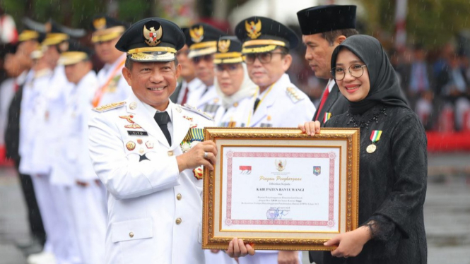 Bupati Ipuk terima penghargaan dari Presiden Jokowi