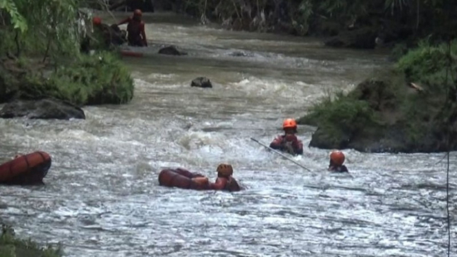 Petugas gabungan cari anak yang terjebur ke sungai