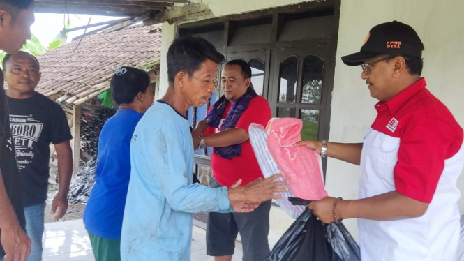 PWI dan Relawan berbagi pada warga terdampak banjir