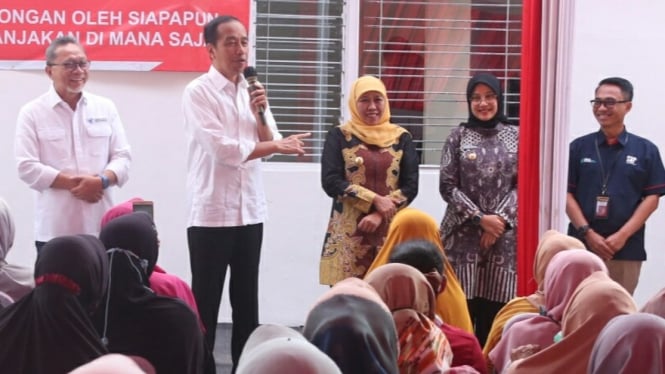 Presiden Jokowi bersama Bupati Ipuk (hijab hitam)