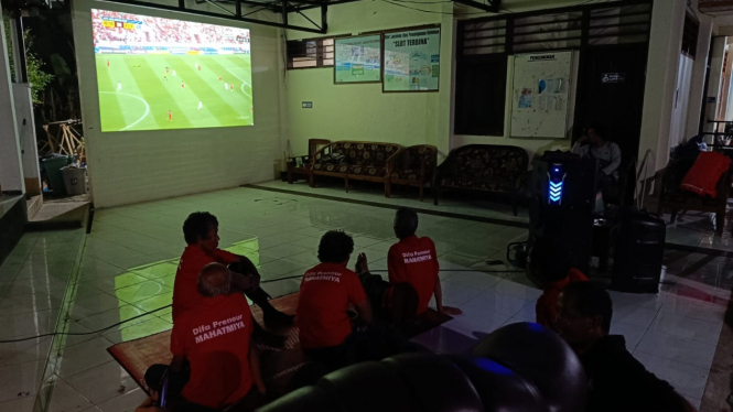 Belasan ODGJ Nobar Sepak Bola