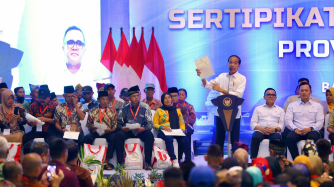 Presiden Jokowi serahkan sertifikat tanah elektronik