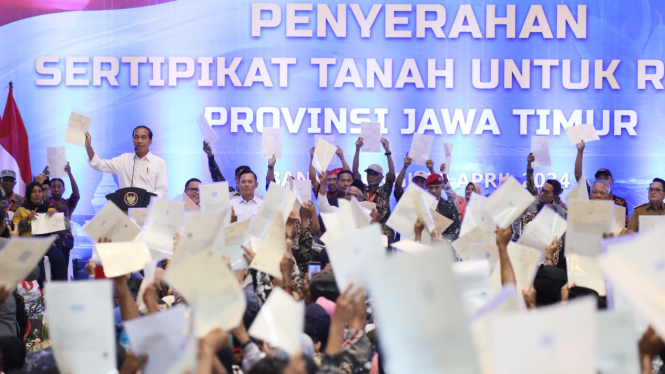 Jokowi saat menyapa penerima sertipikat tanah elektronik