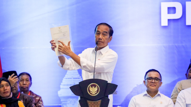 Jokowi menunjukan sertipikat tanah elektronik