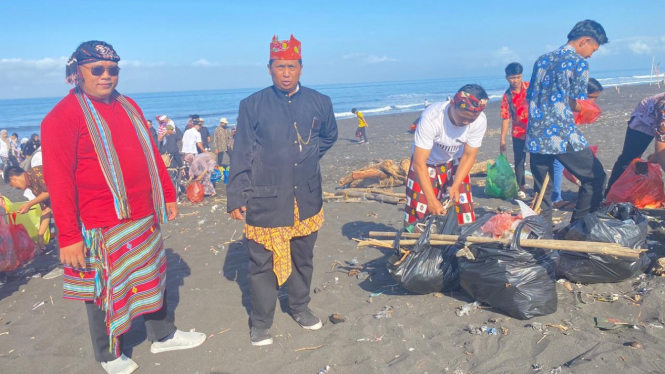 Ratusan pelajar bersihkan sampah di pantai kenakan pakaian adat