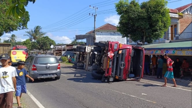 Truk berisi LPG penuh tabrak pedagang kerupuk