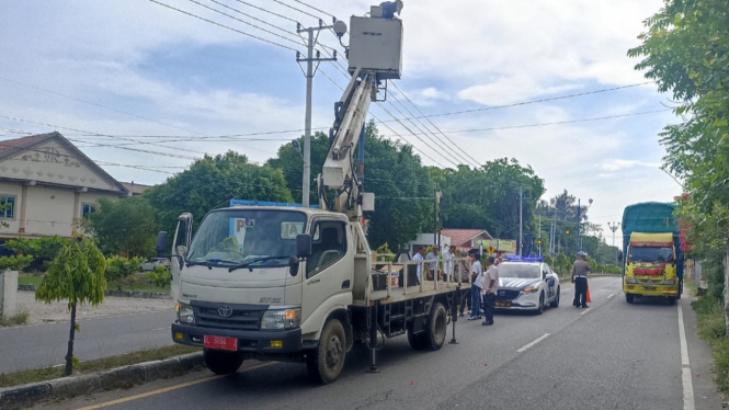 Pemasangan Lampu Taman Trotoar di Ruasa Jalan KTL Bireuen