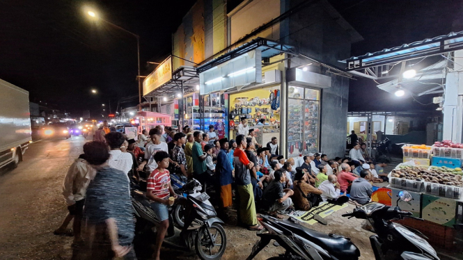 Masyarakat Wongsorejo Nobar Indonesia vs Guinea