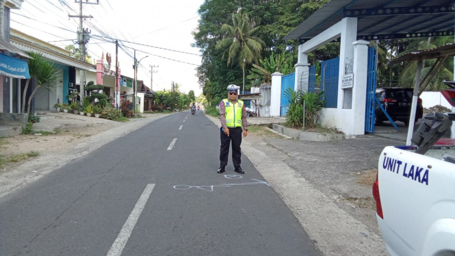 Polisi menunjukkan TKP motor tabrak mobil