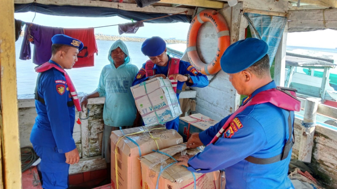 Polisi Memeriksa Barang yang Dibawa Kapal