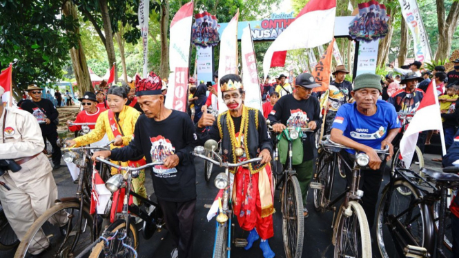 Ribuan Penggemar Sepeda Tua  di Festival Onthel Nusantara Banyuwangi