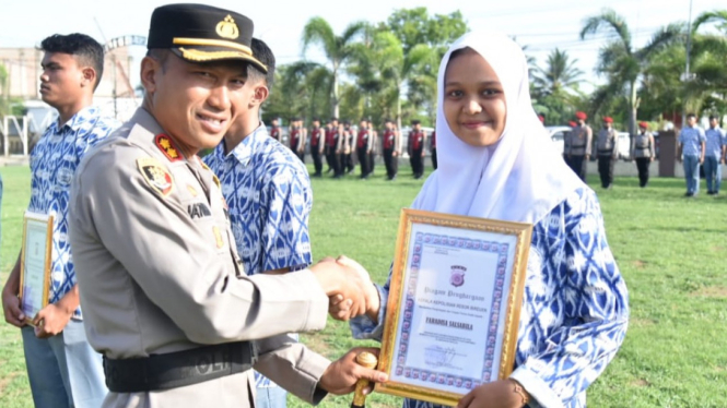 Penyerahan Penghargaan Kepada Anggota Patroli Keamanan Sekolah