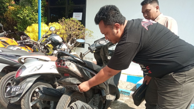 Sepeda motor wartawan yang diseruduk mobil Daihatsu Sigra