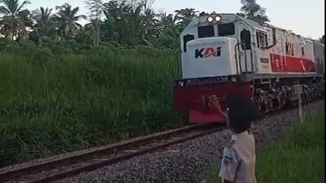Aksi Lantang saat kereta api melintas