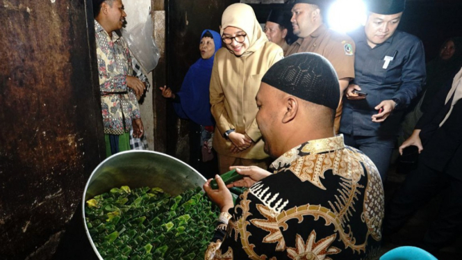 Sentra Produksi Ribuan Lontong Industri Rumahan Warga Desa Banyuwangi