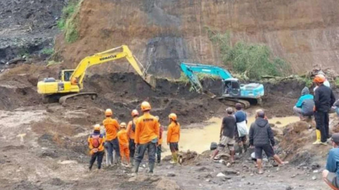 Tim SAR gabungan melakukan pencarian korban longsor di Lumajang