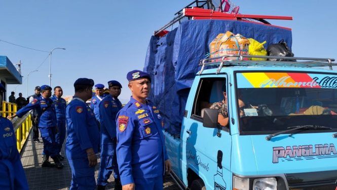 Polisi periksa barang bawaan di Pelabuhan Jangkar Situbondo