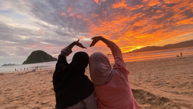 Pemandangan di Pantai Pulau Merah, Banyuwangi