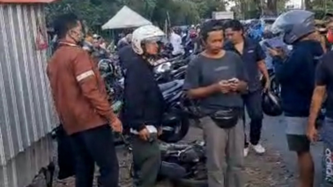 Warga penuhi lokasi kecelakaan beruntun