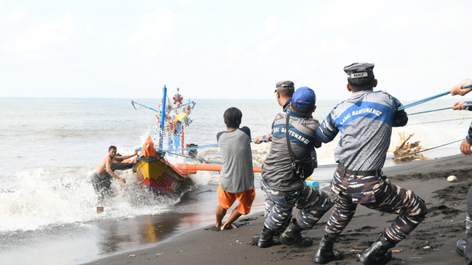 TNI Angkatan Laut Selamatkan Kapal yang Hampir Tenggelam
