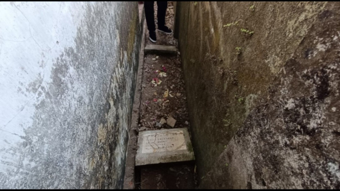 Makam pejuang 45 yang terhimpit tembok di Jember