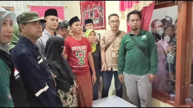 Jenazah Evi Lungga saat tiba di rumah duka