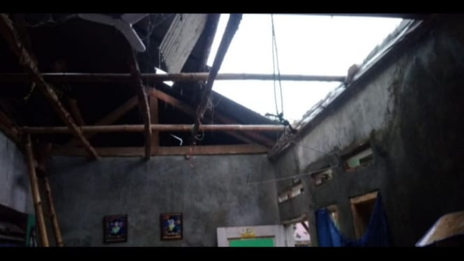 Ilustrasi atap rumah rusak akibat puting beliung