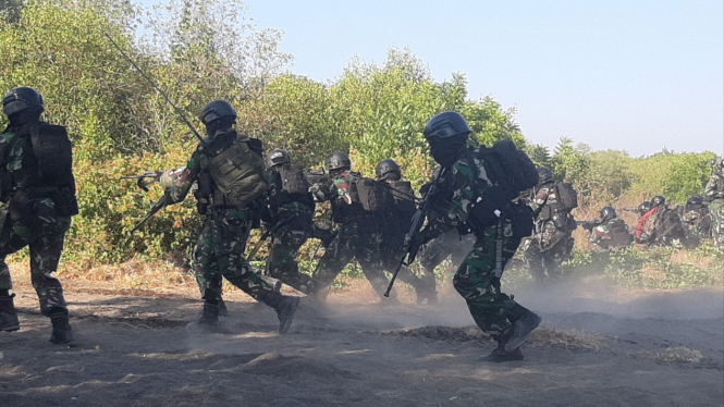 Prajurit Marinir TNI AL saat latgab di Pantai Banongan, Situbondo