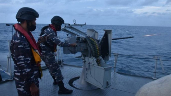 Kru KRI melakukan latihan tempur