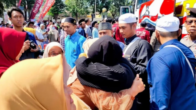 Suasana haru penjemputan jemaah haji di Situbondo