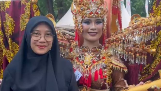 Gadis bersama Bupati Banyuwangi, Ipuk Fiestiandani