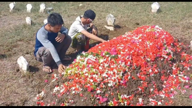 Rekan kerja berziarah ke makam korban pembunuhan