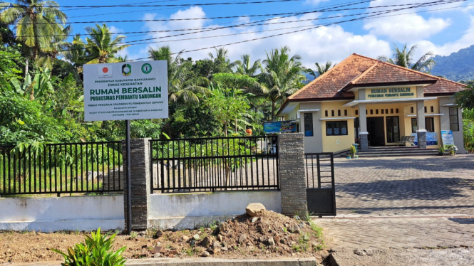 Ibu-Bayi Lahir Sehat di Depan RB Sarongan