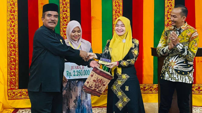 Penyerahan Juara Kedua Peuratep Aneuk oleh MAA Aceh Utara