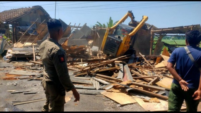 Belasan warung prostitusi terselubung dihancurkan