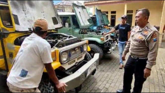 Pemeriksaan kendaraan jeep oleh Satlantas Probolinggo