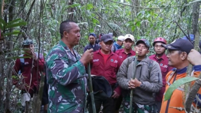 Petugas gabungan cari Candra masuk ke dalam hutan