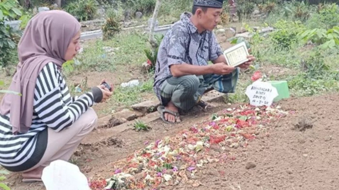 Kerabat berziarah ke makam Adindasari