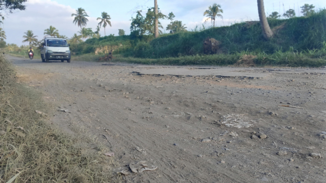 Salah satu jalan rusak di Desa Lombok Kulon