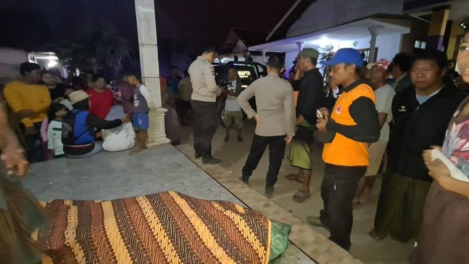 Jasad korban disemayamkan di rumah warga