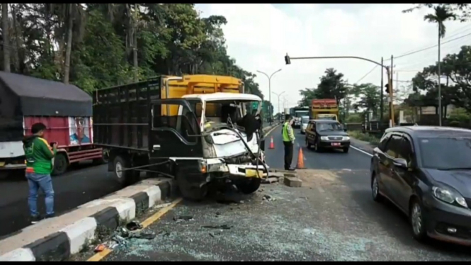 Truk melintang di jalur Surabaya-Malang