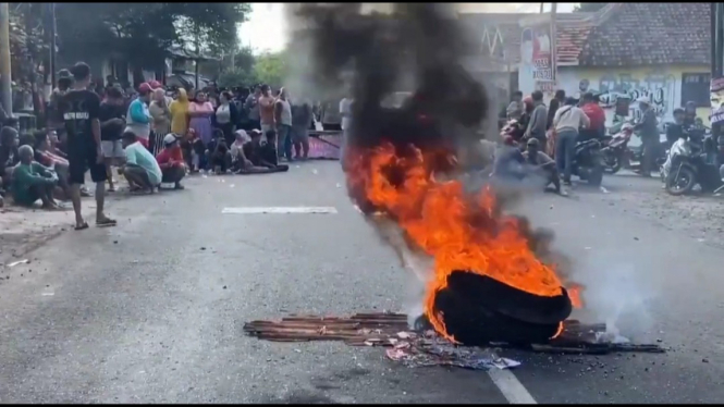 Massa blokir jalan akibat pencemaran sungai