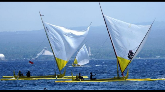 Lomba perahu layar tradisional di Selat Bali