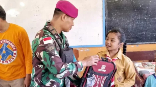 Satgasmar Pulau Nusa Barung Beri Bantuan Siswa SDN Andongrejo 03