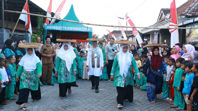 Bupati Ipuk Lomba Agustusan Bareng Warga Desa