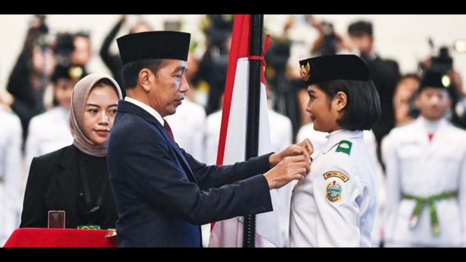 Presiden Jokowi sematkan pin pada paskibraka 2024