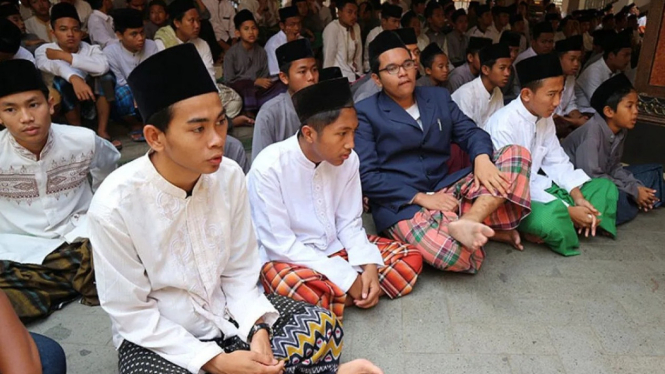 Santri Pondok Pesantren Tebuireng, Jawa Timur, mengikuti ziarah makam